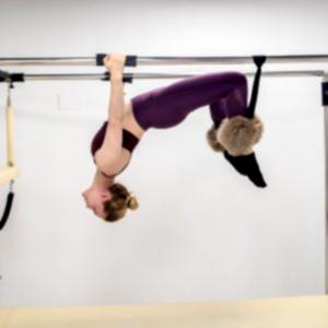 упражнение пилатес Hanging 3 на столе трапеции
