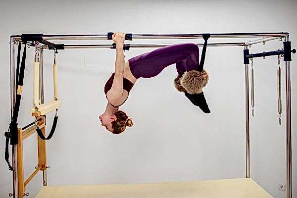 упражнение пилатес Hanging 3 на столе трапеции